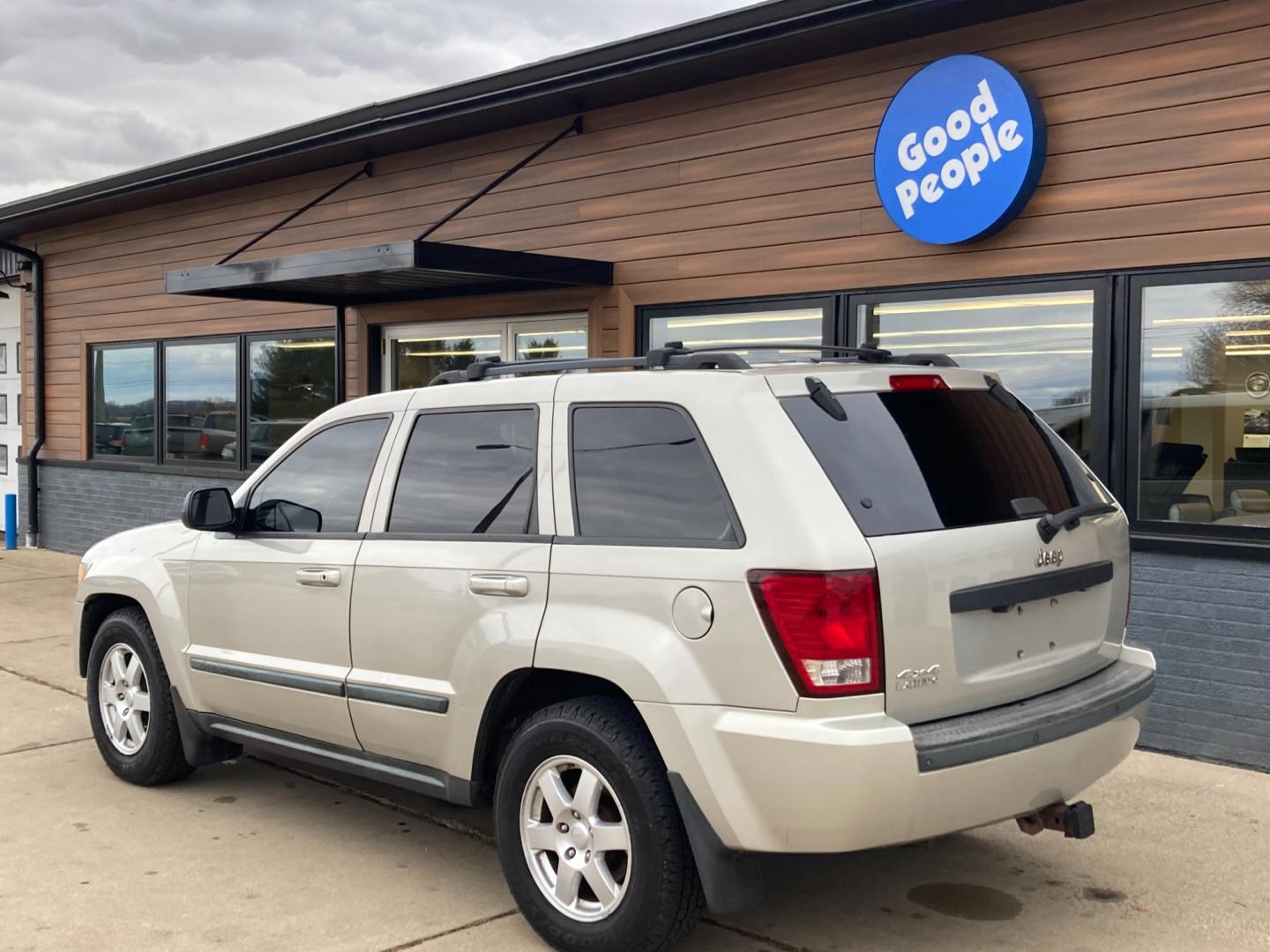 2008 Lt Almond Met. Jeep Grand Cherokee Laredo 4WD (1J8GR48K58C) with an 3.7L V6 SOHC 12V engine, 5-Speed Automatic Overdrive transmission, located at 1800 South Ihm Blvd, Freeport, IL, 61032, (815) 232-5543, 42.278645, -89.607994 - Photo#2